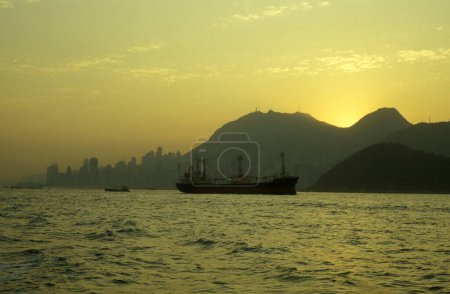 Photo for Ship traffic with a view on the Victoria harbour in front of the Skyline of Central Hongkong from the viewpoint of Kowloon in the city of Hongkong in Hongkong.  China, Hongkong, May, 1999 - Royalty Free Image