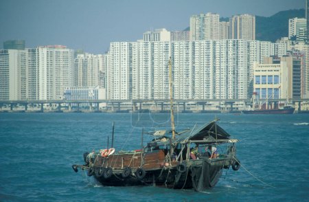 Foto de Tráfico de barcos con vistas al puerto de Victoria frente al horizonte de Hong Kong Central desde el punto de vista de Kowloon en la ciudad de Hong Kong en Hong Kong. China, Hong Kong, mayo de 1999 - Imagen libre de derechos
