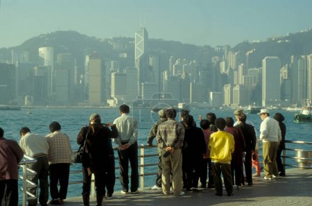 Foto de Una vista sobre el puerto de Victoria en frente del horizonte de Hong Kong Central desde el punto de vista de Kowloon en la ciudad de Hong Kong en Hong Kong. China, Hong Kong, mayo de 1997 - Imagen libre de derechos
