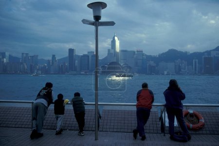 Foto de Un ferry Star frente al Skyline de Central y Causeway Bay Hongkong desde el mirador de Kowloon en la ciudad de Hongkong en Hongkong. China, Hong Kong, mayo de 1999 - Imagen libre de derechos