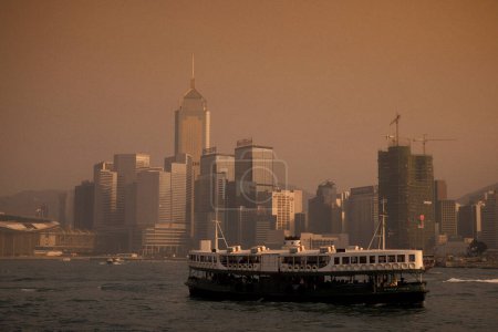 Foto de Un ferry estrella frente al horizonte de Hong Kong Central desde el punto de vista de Kowloon en la ciudad de Hong Kong en Hong Kong. China, Hong Kong, mayo de 1999 - Imagen libre de derechos