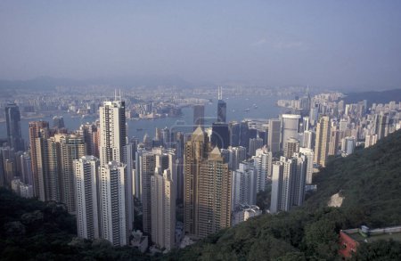 Foto de Una vista del puerto de Victoria y el horizonte de Hongkong Central desde el mirador del pico de Victoria en la ciudad de Hongkong en Hongkong. China, Hong Kong, mayo de 1997 - Imagen libre de derechos