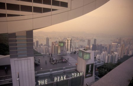 Téléchargez les photos : La station de tramway Peak avec vue sur le port de Victoria et la ligne d'horizon du centre de Hongkong du point de vue du pic Victoria dans la ville de Hongkong à Hongkong. Chine, Hongkong, mai 1997 - en image libre de droit
