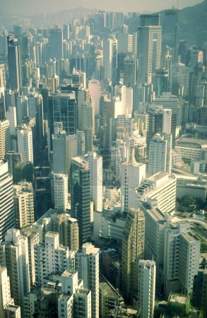 Téléchargez les photos : Une vue sur le port de Victoria et la Skyline du centre de Hongkong du point de vue du pic Victoria dans la ville de Hongkong à Hongkong. Chine, Hongkong, mai 1997 - en image libre de droit