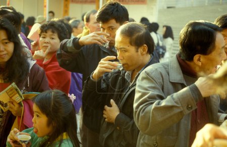 Foto de Una ceremonia tradicional del té chino y mercado en Kowloon en la ciudad de Hongkong en Hongkong. China, Hong Kong, mayo de 1997 - Imagen libre de derechos