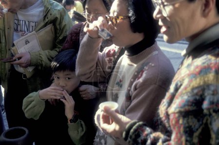 Téléchargez les photos : Une cérémonie traditionnelle du thé chinois et marché à Kowloon dans la ville de Hongkong à Hongkong. Chine, Hongkong, mai 1997 - en image libre de droit