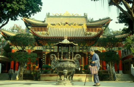 Foto de El templo chino Wong Tai Sin en la ciudad de Hongkong en Hongkong. China, Hong Kong, mayo de 1997 - Imagen libre de derechos
