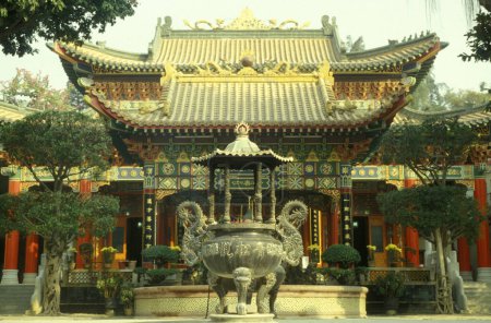 Téléchargez les photos : Le temple chinois Wong Tai Sin dans la ville de Hongkong à Hongkong. Chine, Hongkong, mai 1997 - en image libre de droit