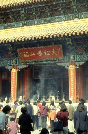 Foto de El templo chino Wong Tai Sin en la ciudad de Hongkong en Hongkong. China, Hong Kong, mayo de 1997 - Imagen libre de derechos