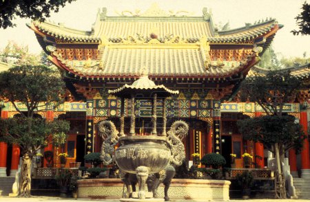 Téléchargez les photos : Le temple chinois Wong Tai Sin dans la ville de Hongkong à Hongkong. Chine, Hongkong, mai 1997 - en image libre de droit