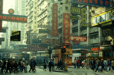 Téléchargez les photos : Un tramway et un train à deux étages de Hongkong dans le centre de Hongkong, dans la ville de Hongkong, à Hongkong. Chine, Hongkong, décembre 1997 - en image libre de droit