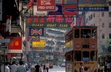 Téléchargez les photos : Un tramway et un train à deux étages de Hongkong dans le centre de Hongkong, dans la ville de Hongkong, à Hongkong. Chine, Hongkong, décembre 1997 - en image libre de droit