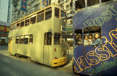 Foto de Una ciudad de Hong Kong Tranvía de dos pisos y tren en el centro de Hong Kong en la ciudad de Hong Kong en Hong Kong. China, Hong Kong, diciembre de 1997 - Imagen libre de derechos