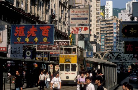 Foto de Una ciudad de Hong Kong Tranvía de dos pisos y tren en el centro de Hong Kong en la ciudad de Hong Kong en Hong Kong. China, Hong Kong, diciembre de 1997 - Imagen libre de derechos