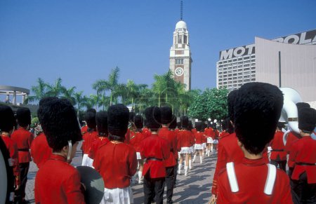 Téléchargez les photos : Jeunes dans un uniforme royal britannique rouge traditionnel lors d'un événement à Kowloon dans la ville de Hongkong à Hongkong. Chine, Hongkong, mai 1997 - en image libre de droit