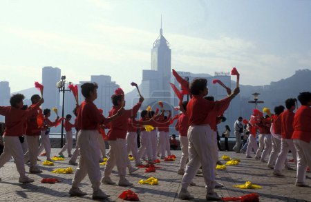 Téléchargez les photos : Femmes dans un spectacle traditionnel sur un événement à Kowloon dans la ville de Hongkong à Hongkong. Chine, Hongkong, mai 1997 - en image libre de droit