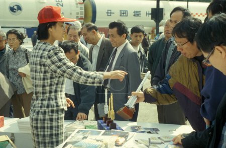 Téléchargez les photos : Un spectacle de roquettes de l'armée chinoise sur un marché et une place à Central dans la ville de Hongkong dans la ville de Hongkong à Hongkong. Chine, Hongkong, mai 1999 - en image libre de droit