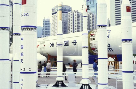 Foto de Un espectáculo de cohetes del ejército chino en un mercado y plaza en Central en la ciudad de Hong Kong en la ciudad de Hong Kong en Hong Kong. China, Hong Kong, mayo de 1999 - Imagen libre de derechos