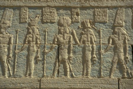 Téléchargez les photos : Gravure sur pierre aux pyramides de giza près de la ville du Caire à la capitale de l'Egypte en Afrique du Nord. Égypte, Le Caire, mars 2000 - en image libre de droit