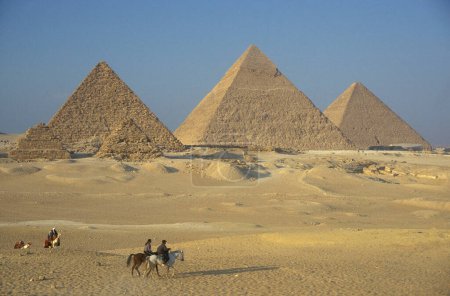 Foto de Las pirámides de Guiza cerca de la ciudad de El Cairo en la capital de Egipto en el norte de África. Egipto, El Cairo, marzo de 2000 - Imagen libre de derechos
