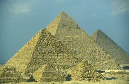 Foto de Las pirámides de Guiza cerca de la ciudad de El Cairo en la capital de Egipto en el norte de África. Egipto, El Cairo, marzo de 2000 - Imagen libre de derechos