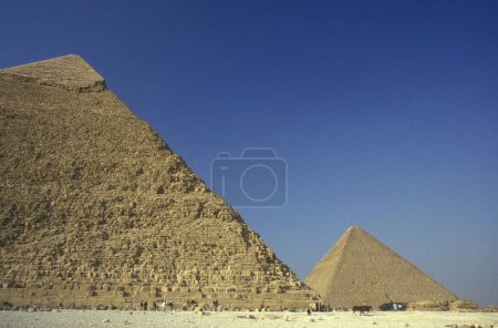 Téléchargez les photos : Les pyramides de giza près de la ville du Caire à la capitale de l'Egypte en Afrique du Nord. Égypte, Le Caire, mars 2000 - en image libre de droit