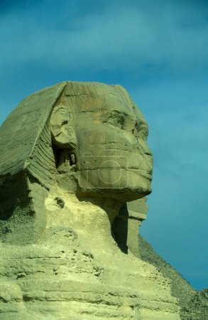 Téléchargez les photos : Le monument de Sphinx devant les pyramides de giza près de la ville du Caire à la capitale de l'Egypte en Afrique du Nord. Égypte, Le Caire, mars 2000 - en image libre de droit