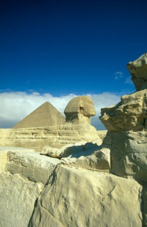Foto de El monumento de la Esfinge frente a las pirámides de Guiza cerca de la ciudad de El Cairo en la capital de Egipto en el norte de África. Egipto, El Cairo, marzo de 2000 - Imagen libre de derechos