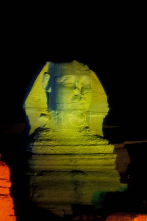 Téléchargez les photos : Le monument de Sphinx devant les pyramides de giza près de la ville du Caire à la capitale de l'Egypte en Afrique du Nord. Égypte, Le Caire, mars 2000 - en image libre de droit