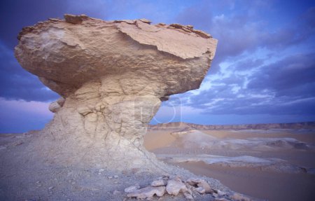 Foto de El paisaje y la naturaleza en el desierto blanco cerca de la aldea de Farafra en el desierto libio o occidental de Egipto en el norte de África, Egipto, Farafra, marzo de 2000 - Imagen libre de derechos