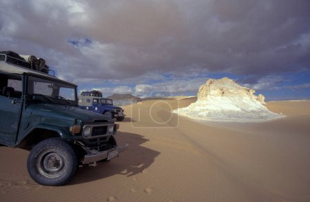 Téléchargez les photos : Une visite touristique avec des voitures dans le paysage et la nature dans le désert blanc près du village de Farafra dans le désert libyen ou occidental de l'Egypte en Afrique du Nord, Egypte, Farafra, Mars 2000 - en image libre de droit