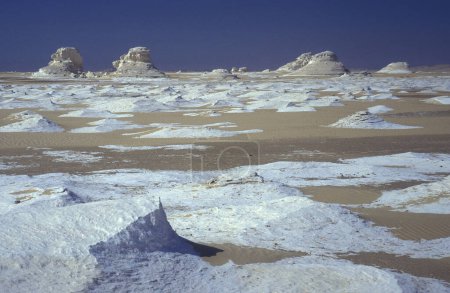 Téléchargez les photos : Le paysage et la nature dans le désert blanc près du village de Farafra dans le désert libyen ou occidental de l'Egypte en Afrique du Nord, Egypte, Farafra, Mars 2000 - en image libre de droit