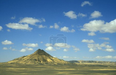 Foto de El paisaje y la naturaleza en el desierto blanco cerca de la aldea de Farafra en el desierto libio o occidental de Egipto en el norte de África, Egipto, Farafra, marzo de 2000 - Imagen libre de derechos