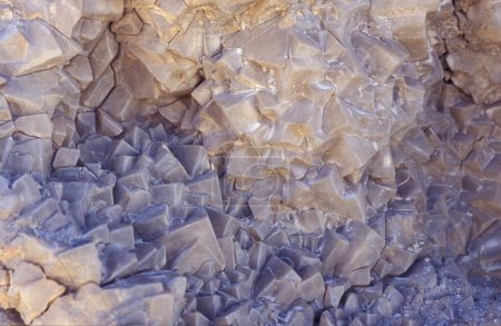 Téléchargez les photos : Formations de pierre naturelle dans le paysage et la nature dans le désert blanc près du village de Farafra dans le désert libyen ou occidental de l'Egypte en Afrique du Nord, Egypte, Farafra, Mars 2000 - en image libre de droit
