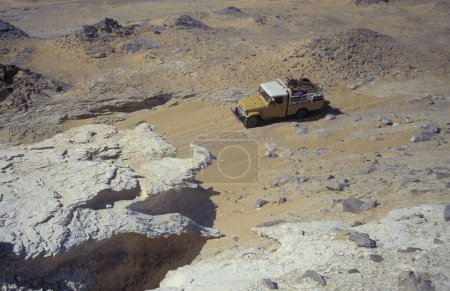 Foto de Un tour turístico con coches en el paisaje y la naturaleza en el desierto blanco cerca de la aldea de Farafra en el desierto libio u occidental de Egipto en el norte de África, Egipto, Farafra, marzo de 2000 - Imagen libre de derechos