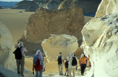 Téléchargez les photos : Un groupe touristique dans le paysage et la nature dans le désert blanc près du village de Farafra dans le désert libyen ou occidental de l'Egypte en Afrique du Nord, Egypte, Farafra, Mars 2000 - en image libre de droit