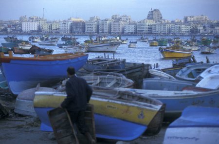 Foto de La costa en la carretera al Corniche en la ciudad de Alejandría en el mar Mediterráneo en Egipto en el norte de África. Egipto, Alejandría, marzo de 2000 - Imagen libre de derechos