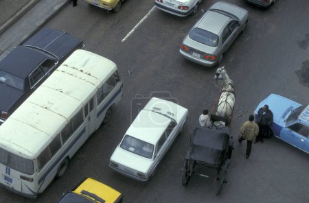 Téléchargez les photos : Un chariot à cheval dans le trafic sur la côte à la route al Corniche dans la ville d'Alexandrie sur la mer Méditerranée en Egypte en Afrique du Nord. Égypte, Alexandrie, mars 2000 - en image libre de droit