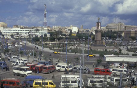 Foto de La plaza Tahrir en la ciudad de El Cairo la capital de Egipto en el norte de África. Egipto, El Cairo, marzo de 2000 - Imagen libre de derechos