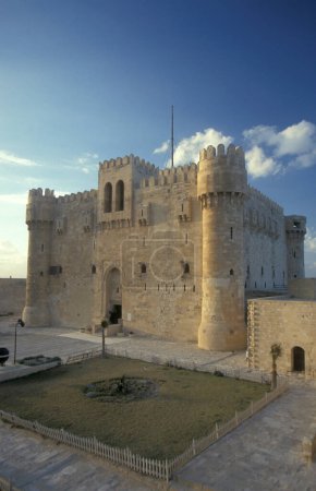 Téléchargez les photos : L'architecture de la citadelle et Fort Qaitbey à la route Al Corniche dans la ville d'Alexandrie sur la mer Méditerranée en Egypte en Afrique du Nord. Egypte, Alexandrie, mars 2000 - en image libre de droit