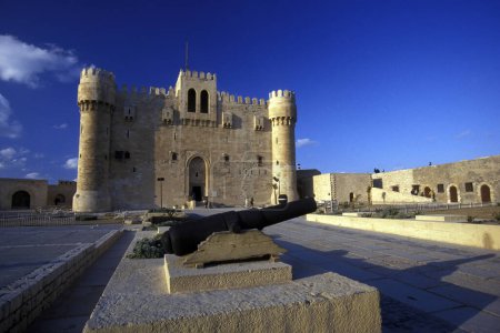 Téléchargez les photos : L'architecture de la citadelle et Fort Qaitbey à la route Al Corniche dans la ville d'Alexandrie sur la mer Méditerranée en Egypte en Afrique du Nord. Egypte, Alexandrie, mars 2000 - en image libre de droit