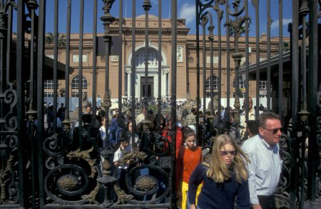 Téléchargez les photos : Le Musée égyptien ancien dans la vieille ville du Caire la capitale de l'Egypte en Afrique du Nord. Égypte, Le Caire, mars 2000 - en image libre de droit