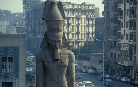 Photo pour La statue Ramsès sur la place Ramsès à la gare du Caire la capitale de l'Egypte en Afrique du Nord. Égypte, Le Caire, mars 2000 - image libre de droit