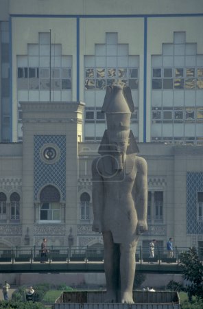 Téléchargez les photos : La statue Ramsès sur la place Ramsès à la gare du Caire la capitale de l'Egypte en Afrique du Nord. Égypte, Le Caire, mars 2000 - en image libre de droit