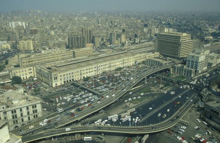 Téléchargez les photos : La statue Ramsès sur la place Ramsès à la gare du Caire la capitale de l'Egypte en Afrique du Nord. Égypte, Le Caire, mars 2000 - en image libre de droit