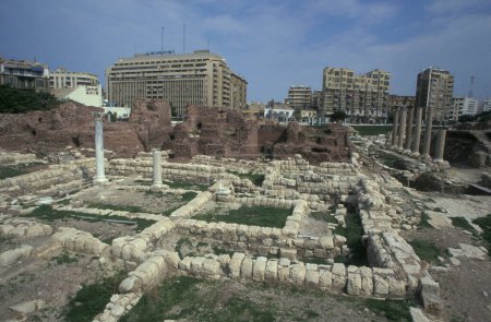 Foto de El sitio arqueológico en el Pompei Pillar Column Park en el centro de la ciudad de Alejandría en el mar Mediterráneo en Egipto en el norte de África. Egipto, Alejandría, marzo de 2000 - Imagen libre de derechos