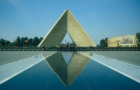 Foto de El Monumento Sadat en el centro de la ciudad de El Cairo la capital de Egipto en el norte de África. Egipto, El Cairo, marzo de 2000 - Imagen libre de derechos