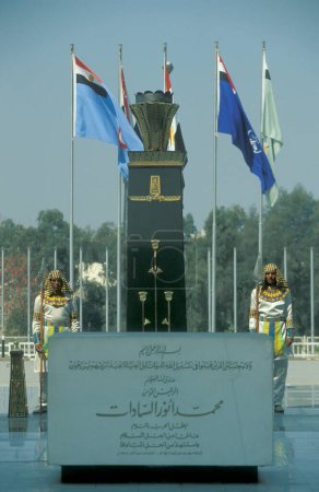 Téléchargez les photos : Le Monument Sadate dans le centre-ville du Caire la capitale de l'Egypte en Afrique du Nord. Égypte, Le Caire, mars 2000 - en image libre de droit