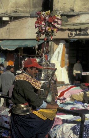 Foto de A men sales Dinks at a Marketstreet at the main Bazaar or Market in the city of Cairo in Egypt in North Africa. Egipto, El Cairo, marzo de 2000 - Imagen libre de derechos