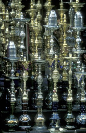 Téléchargez les photos : Une boutique de Shisha dans le bazar ou marché dans la vieille ville du Caire la capitale de l'Egypte en Afrique du Nord, Egypte, Le Caire, mars 2000 - en image libre de droit